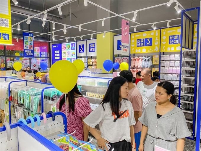 OHWOW Opened A Fast Fashion Dollar Store in Guiyang