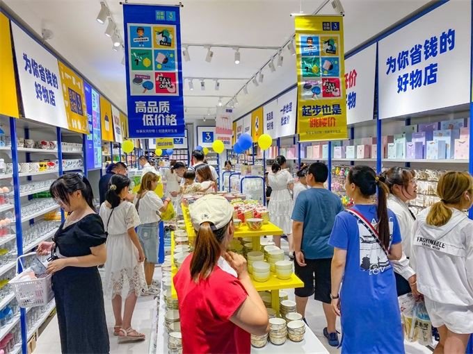 OHWOW Opened A Fast Fashion Dollar Store in Inner Mongolia