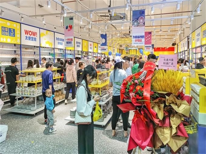 OHWOW Fast Fashion Dollar Store Was Opened in Shenzhen